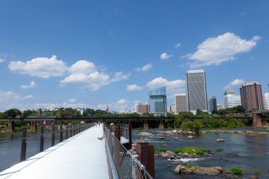 RICHMOND, VIRGINIA - 8 Ağustos 2019: T Tyler Potterfield Memorial Köprüsü 'nden Richmond Skyline manzarası