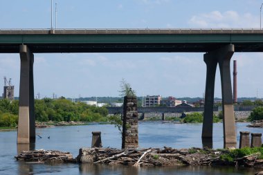 RICHMOND, VIRGINIA - 8 Ağustos 2019: Manchester üstgeçidi ve Richmond 'daki James Nehri manzarası