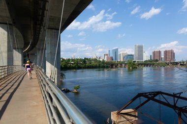 RICHMOND, VIRGINIA - 9 Ağustos 2019: Richmond silueti Belle Adası asma köprüsünden bir yaz günü James Nehri üzerinde görüldü