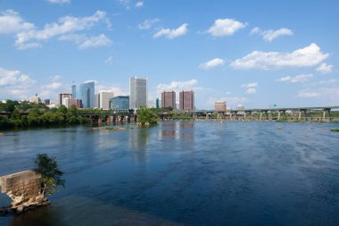 RICHMOND, VIRGINIA - 9 Ağustos 2019: Richmond silueti James Nehri üzerinde bir yaz günü görüldü.