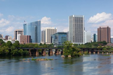 RICHMOND, VIRGINIA - 9 Ağustos 2019: Richmond silueti James Nehri üzerinde bir yaz günü görüldü