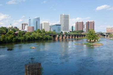 RICHMOND, VIRGINIA - 9 Ağustos 2019: Richmond silueti James Nehri üzerinde bir yaz günü görüldü.