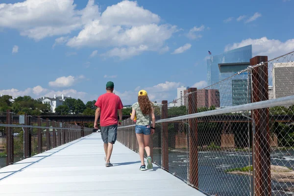 Richmond Virginia 2019 사람들이 여름날 타일러 메모리얼 다리를 건너는 — 스톡 사진