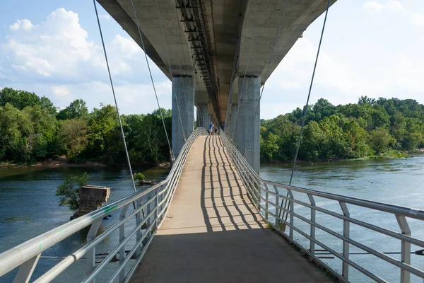 Richmond Virginia Agosto 2019 Pessoas Caminham Sobre Ponte Suspensa Belle — Fotografia de Stock