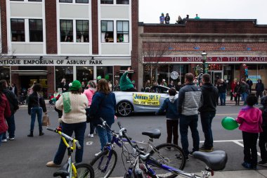 ASBURY PARK, NEW JERSEY - 13 Mart 2016: New Jersey 'den Koca Joe Henry St. Patrick Günü geçit töreninde 101,5 tur attı