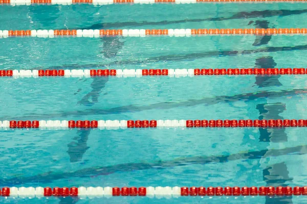 Linhas Faixa Natação Vermelha Branca Uma Piscina Crocante — Fotografia de Stock