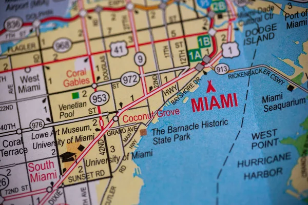 伍德布里奇 新泽西州 2020年7月13日 一张佛罗里达地图 通过一副眼镜聚焦迈阿密 — 图库照片