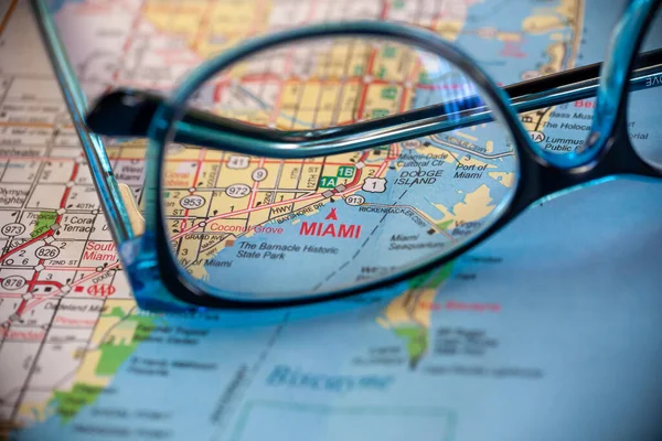 伍德布里奇 新泽西州 2020年7月13日 一张佛罗里达地图 通过一副眼镜聚焦迈阿密 — 图库照片