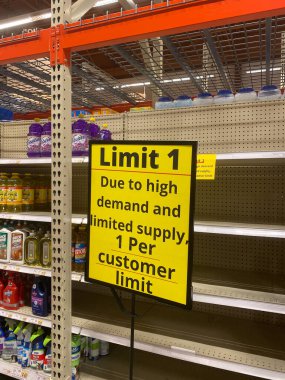WOODBRIDGE, NEW JERSEY - 9 Temmuz 2020: Bir tabela, rafın boş olmasına rağmen, müşterileri sadece bir paket temizlik bezi almaları konusunda uyarıyor