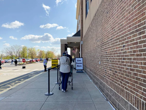 Woodbridge New Jersey April 2020 People Wait Line Wegmans Supermarket — Stock Photo, Image