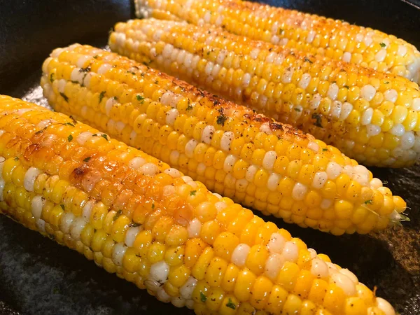 Fresh Jersey Sweet Corn Kolven Tillagas Svart Gjutjärnsstekpanna Spisen Det — Stockfoto