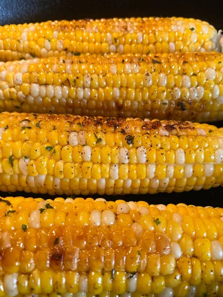 Čerstvé Jersey Sweet Corn Cob Vaří Černé Litinové Pánvi Sporáku — Stock fotografie