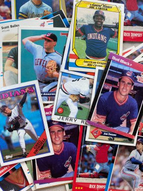 WOODBRIDGE, NEW JERSEY - 25 Temmuz 2020: Doruss, Fleer ve Topps 'un 1980' lerin Cleveland Indian beysbol kartları koleksiyonu