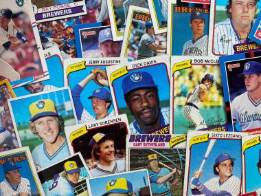 WOODBRIDGE, NEW JERSEY - 25 Temmuz 2020: Doruss, Fleer ve Topps 'tan Milwaukee Brewers Beyzbol kartları koleksiyonu
