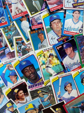 WOODBRIDGE, NEW JERSEY - 25 Temmuz 2020: Doruss, Fleer ve Topps 'tan Milwaukee Brewers Beyzbol kartları koleksiyonu