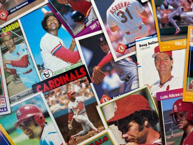WOODBRIDGE, NEW JERSEY - 25 Temmuz 2020: Doruss, Fleer ve Topps 'un St. Louis Cardinals beyzbol kartları koleksiyonu