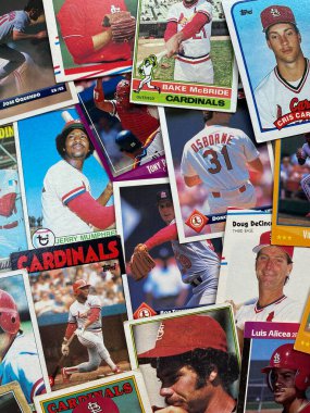 WOODBRIDGE, NEW JERSEY - 25 Temmuz 2020: Doruss, Fleer ve Topps 'un St. Louis Cardinals beyzbol kartları koleksiyonu