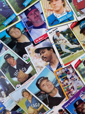 WOODBRIDGE, NEW JERSEY - 25 Temmuz 2020: Doruss, Fleer ve Topps 'un Chicago White Sox Beyzbol kartları koleksiyonu