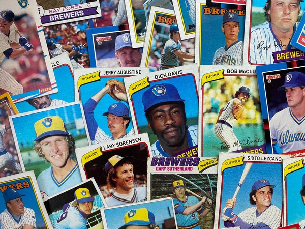 WOODBRIDGE, NEW JERSEY - 25 Temmuz 2020: Doruss, Fleer ve Topps 'tan Milwaukee Brewers Beyzbol kartları koleksiyonu