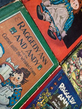 WOODBRIDGE, NEW JERSEY - 27 Temmuz 2020: çok eski bir klasik Raggedy Ann ve Andy Childrens kitapları koleksiyonu