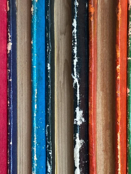 Een Abstract Beeld Van Een Stapel Oude Versleten Kinderboeken — Stockfoto