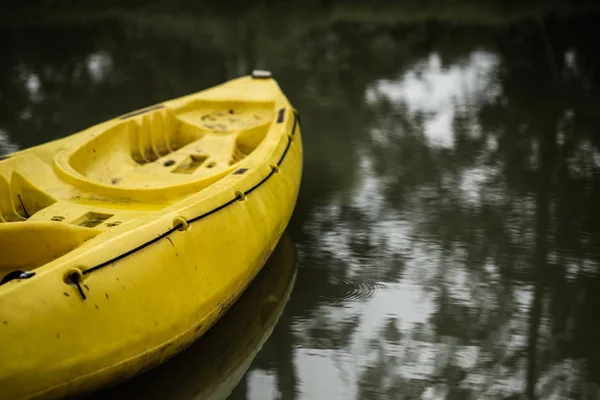 Een Deel Van Geel Oude Kajakken Rivier — Stockfoto