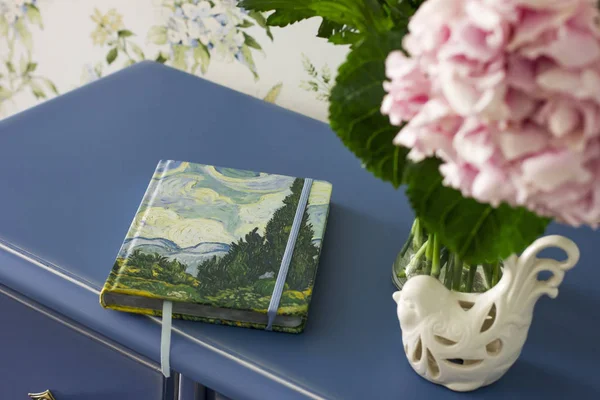 Livro Diário Caderno Uma Mesa Azul Com Buquê Hortênsias Rosa — Fotografia de Stock