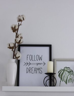 Çerçevede, modern iç ayrıntılarını motivic Yazıtı