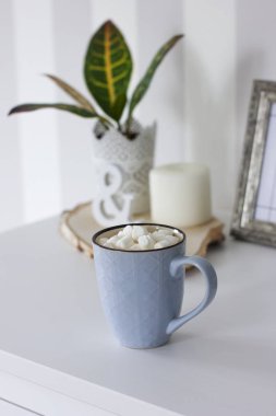 Mavi kupa kakao, kahve, lokum dekor beyaz tablo ile