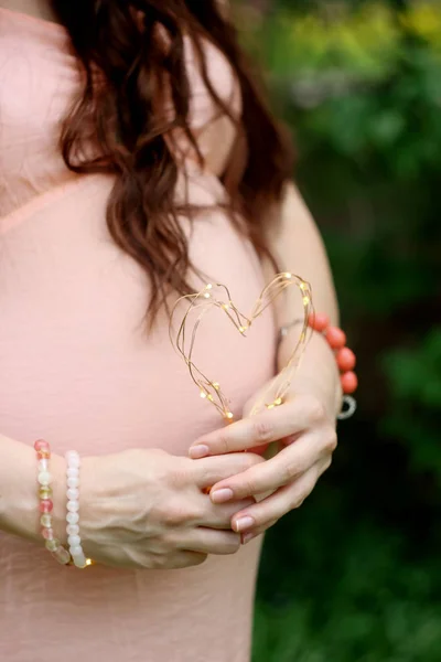 Zwangere Buik Vrouw Met Hart Lichten — Stockfoto
