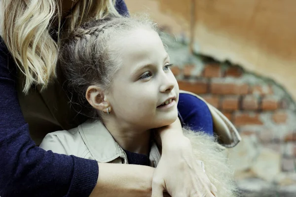 Usmívající Krásná Dívka Let Modrýma Očima Objala Matku — Stock fotografie