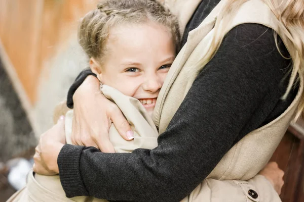 Šťastná Dívka Let Blond Vlasy Směje Objímat Mámou — Stock fotografie