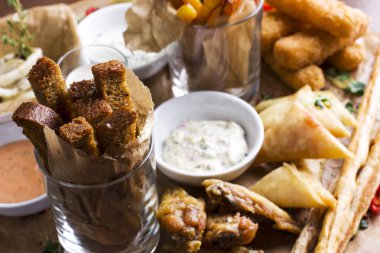 Bira için farklı atıştırmalıklar ile baharatlı kraker