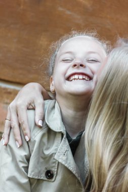 Mutlu kız 7 yaşındaki sarışın anne ile gülüyor