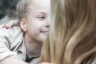 Mutlu kız sarı saçlı 7 yaşındaki annesi görünüyor.