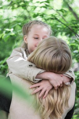 Mutlu kız sarı saçlı 7 yaşındaki annesi görünüyor.