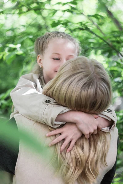 Mutlu kız sarı saçlı 7 yaşındaki annesi görünüyor.