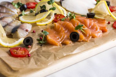 Balık ringa balığı, somon ahşap tahta üzerinde farklı türleri