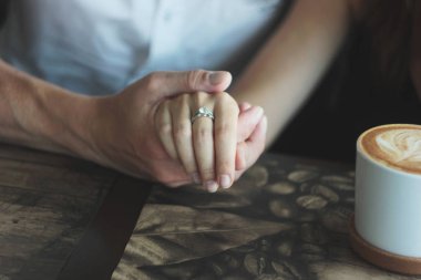 Genç çift cappuccino latte, kafe'tarihte el ele