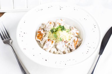 Somon, peynir ve otlar beyaz plaka ile makarna spagetti