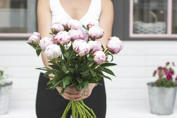 Wanita Muda Penjual Bunga Memegang Karangan Bunga Putih Merah Muda — Stok Foto