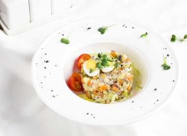 Rus Olivier et, Bıldırcın yumurta ve domates salatası