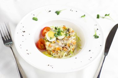 Rus Olivier et, Bıldırcın yumurta ve domates salatası
