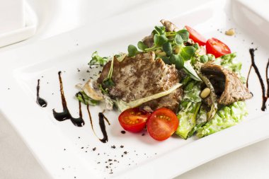 Eti, mantar, domates, çam fıstığı ve otlar sıcak salata