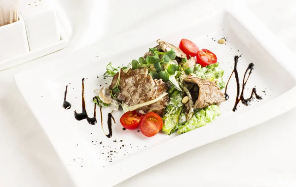 Eti, mantar, domates, çam fıstığı ve otlar sıcak salata