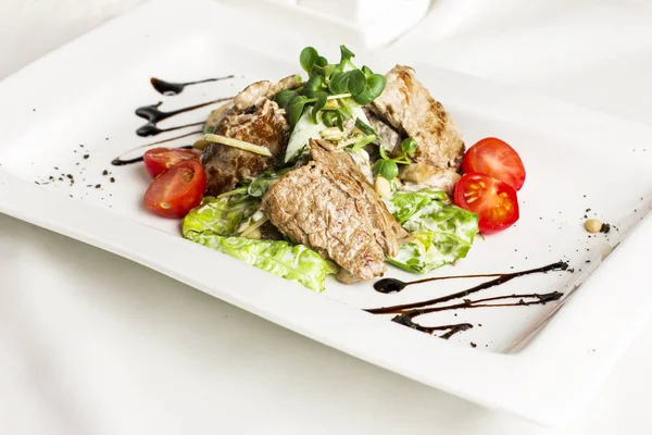 Eti, mantar, domates, çam fıstığı ve otlar sıcak salata