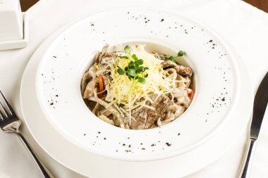 Et, peynir ve otlar beyaz plaka ile makarna spagetti