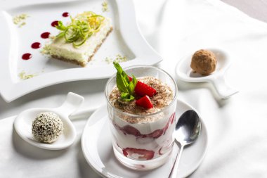 Organik çiğ gıda tatlılar, tatlılar, çilek ve limonlu kek yoğurt tatlı tablo