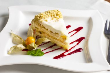 Krem ve beyaz tabakta physalis ile çocuk oyuncağı