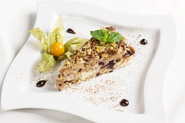 Çocuk oyuncağı ile fındık, Kuru meyve ve physalis beyaz plaka üzerinde